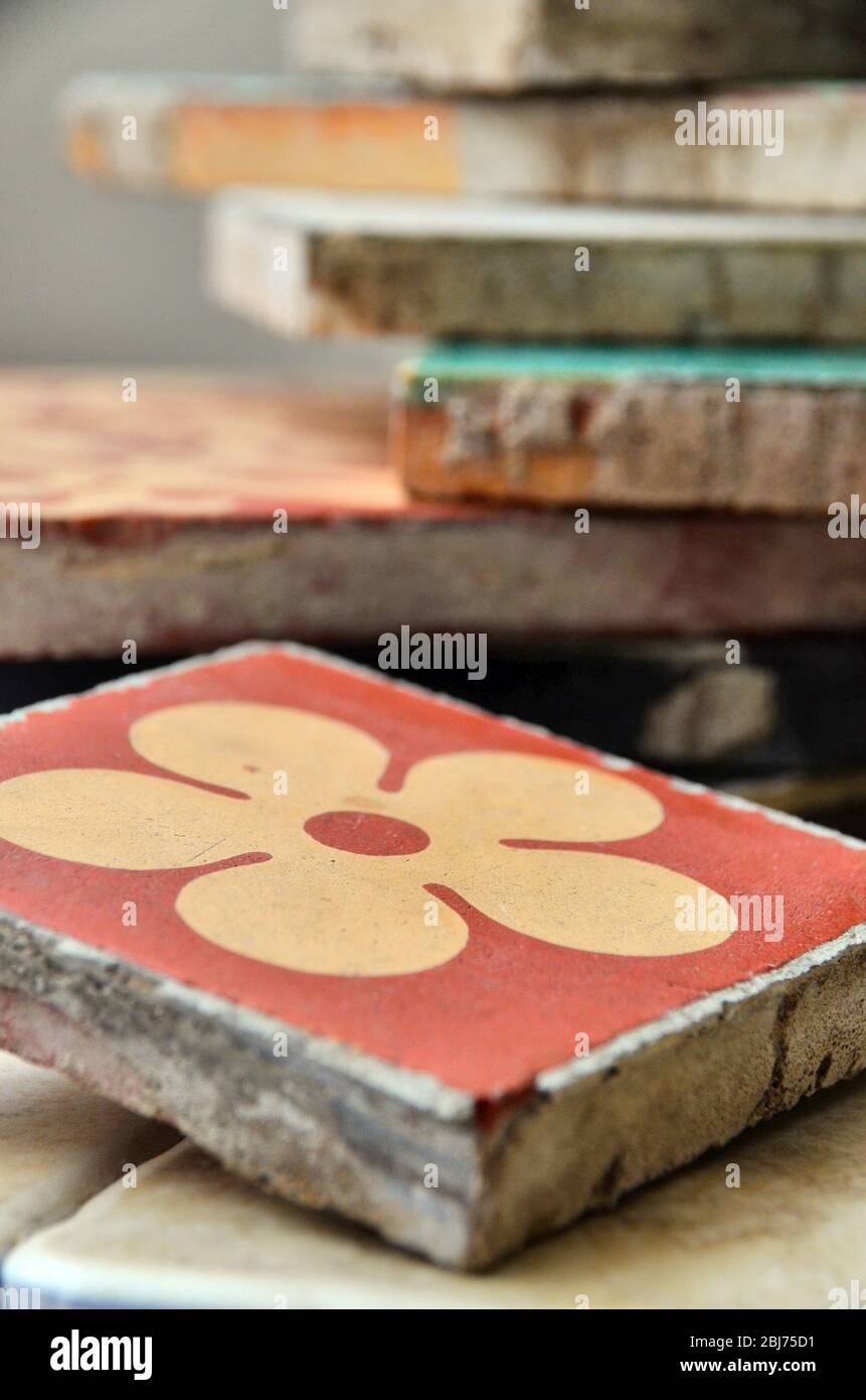Varietà di tipi e dimensioni di pavimenti vittoriani piastrelle in ceramica Foto Stock