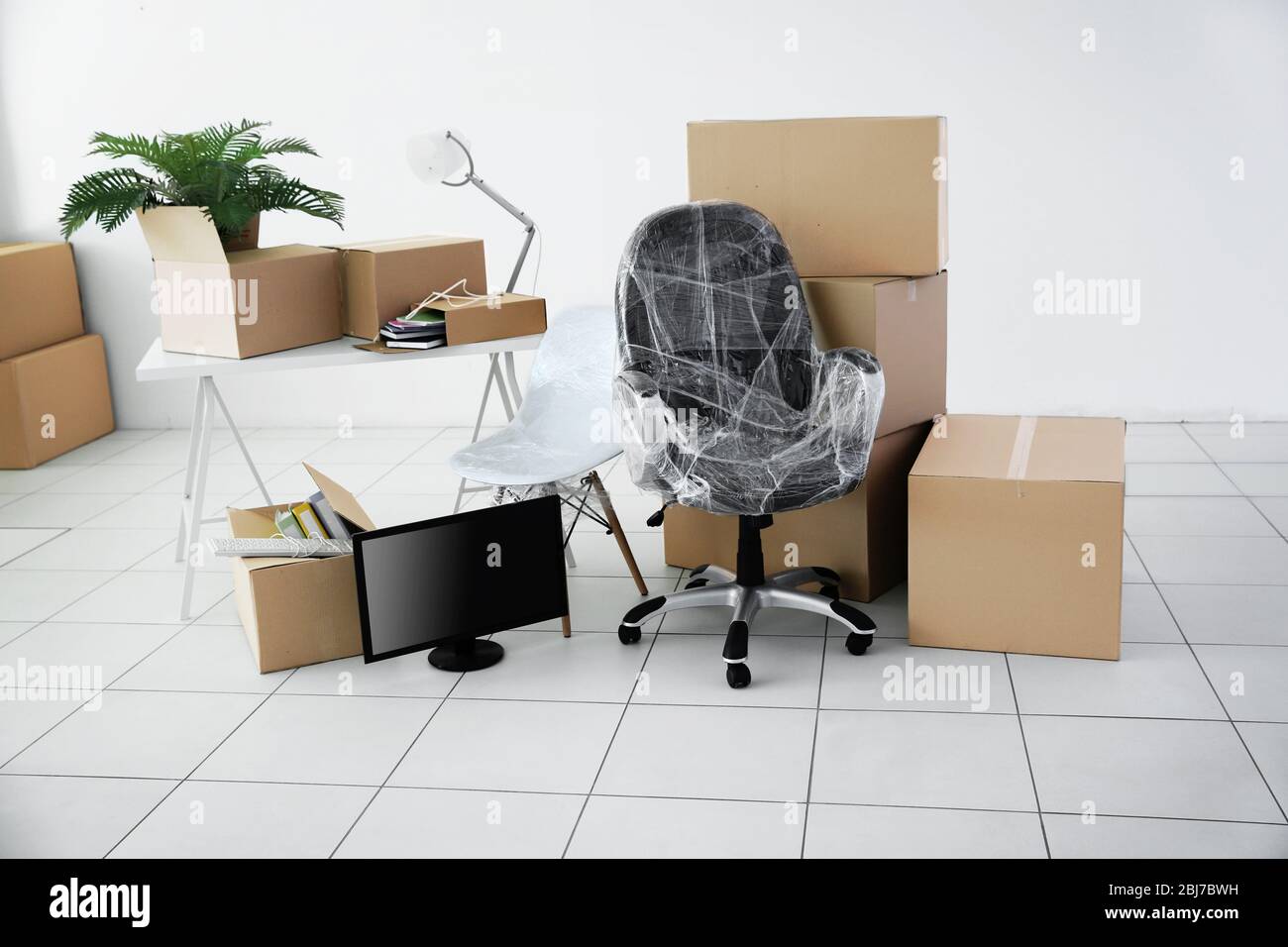 Spostamento di scatole di cartone e oggetti personali in spazi vuoti per  ufficio Foto stock - Alamy