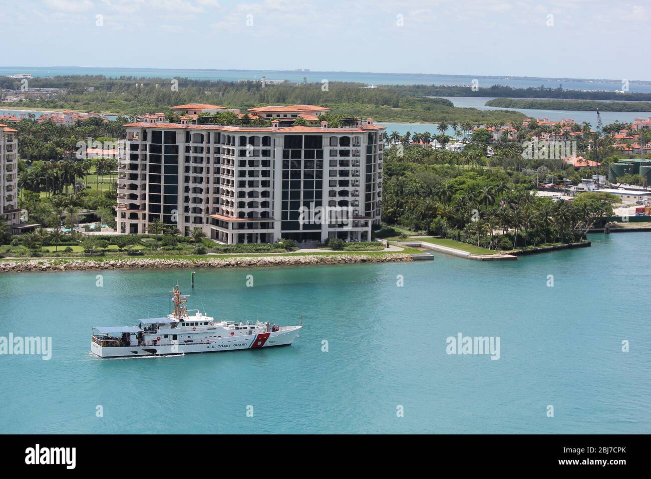 Nave DELLA Guardia Costiera DEGLI STATI UNITI che passa per Fisher Island Miami Beach durante Covid Lockdown Foto Stock