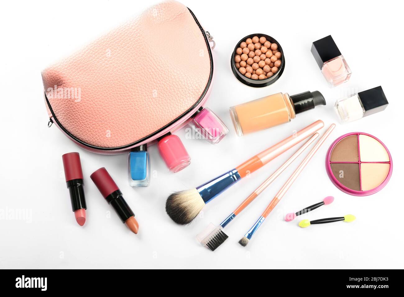 Set trucco con estetista, pennelli e cosmetici su sfondo bianco Foto stock  - Alamy