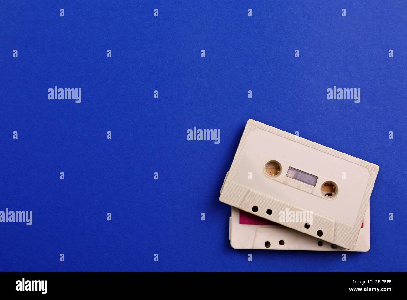 Vecchie cassette audio su sfondo blu Foto Stock