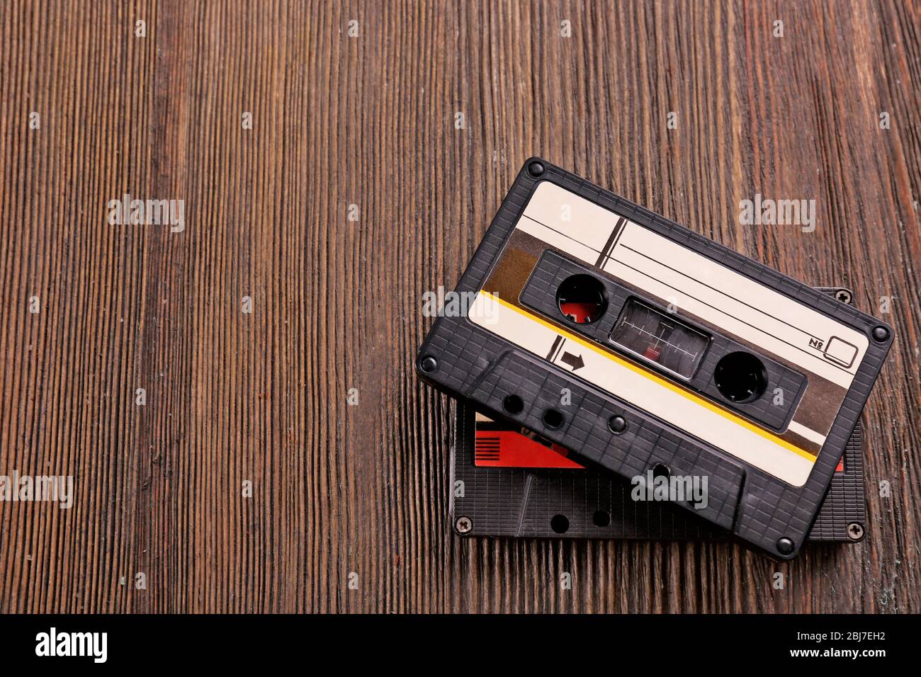 Vecchie cassette audio su sfondo di legno Foto Stock