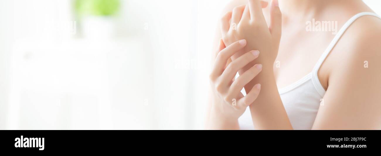 Bella closeup donna asiatica applicazione crema e trattamento per la cura della pelle tocco a portata di mano, asia ragazza con lozione spa e idratante per la salute, la lifest Foto Stock