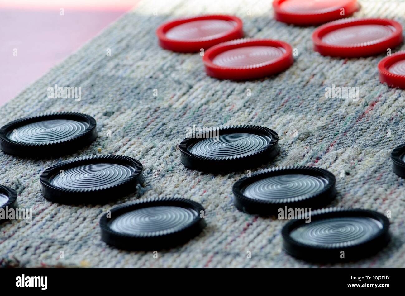 Grande gioco di plastica a scacchi su una scacchiera di stoffa . Gioco perfetto per i momenti bloccati a casa Foto Stock