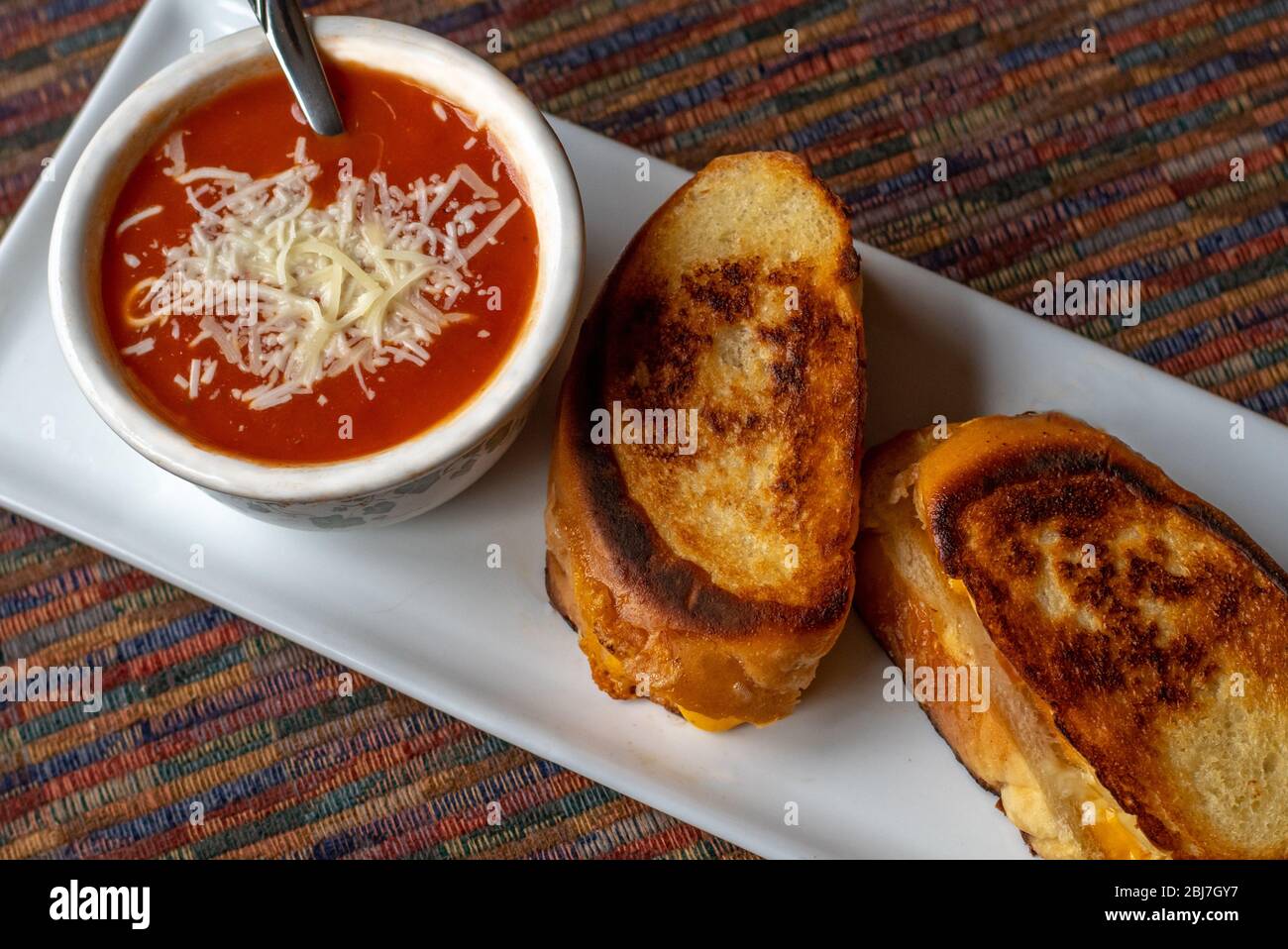 Zuppa di pomodoro e panini con formaggio alla griglia. Cibo semplice per i tempi difficili Foto Stock