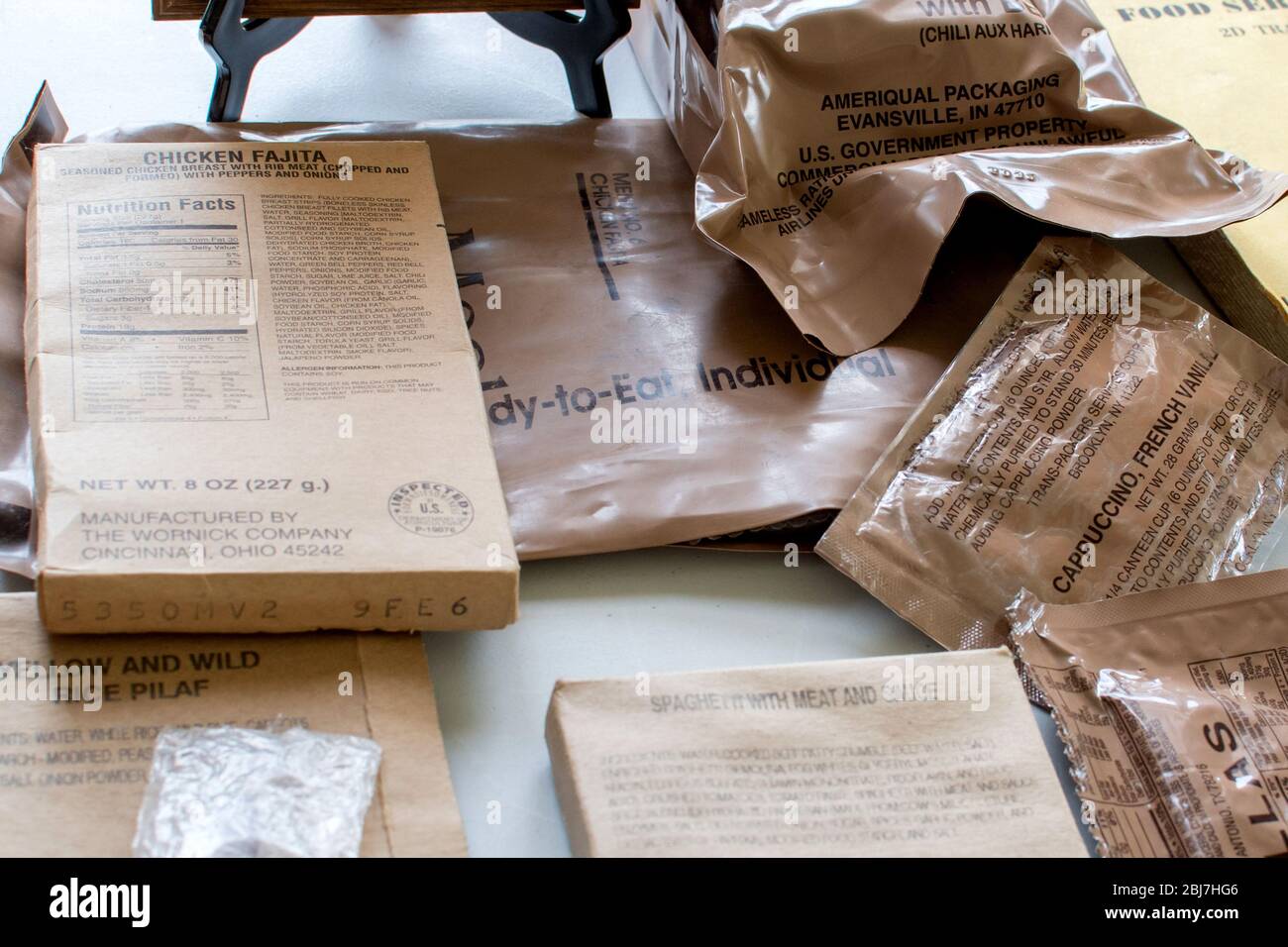 I pasti pronti per mangiare militari sono razioni individuali preconfezionate e autosufficienti utilizzate in aree di combattimento o altre condizioni in cui le strutture alimentari ar Foto Stock