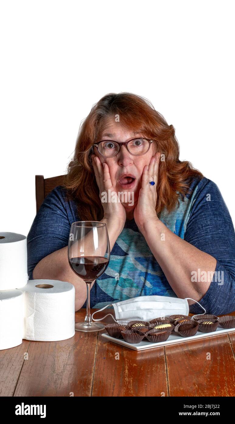 Una donna scioccata sente cattive notizie che rimanere a casa ordini durante il covid-19 salute paura è stato prolungato un altro mese Foto Stock