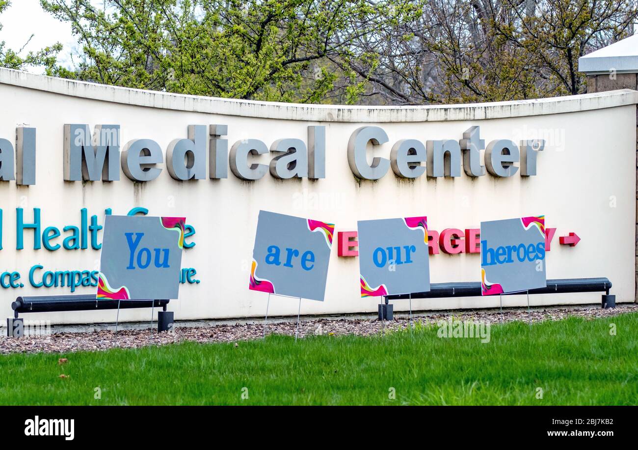 St Joseph Michigan USA aprile 23 2020; un segno di tempi come la gente della città onorano i nostri eroi medici fuori da un ospedale negli Stati Uniti, durante la corona-v Foto Stock