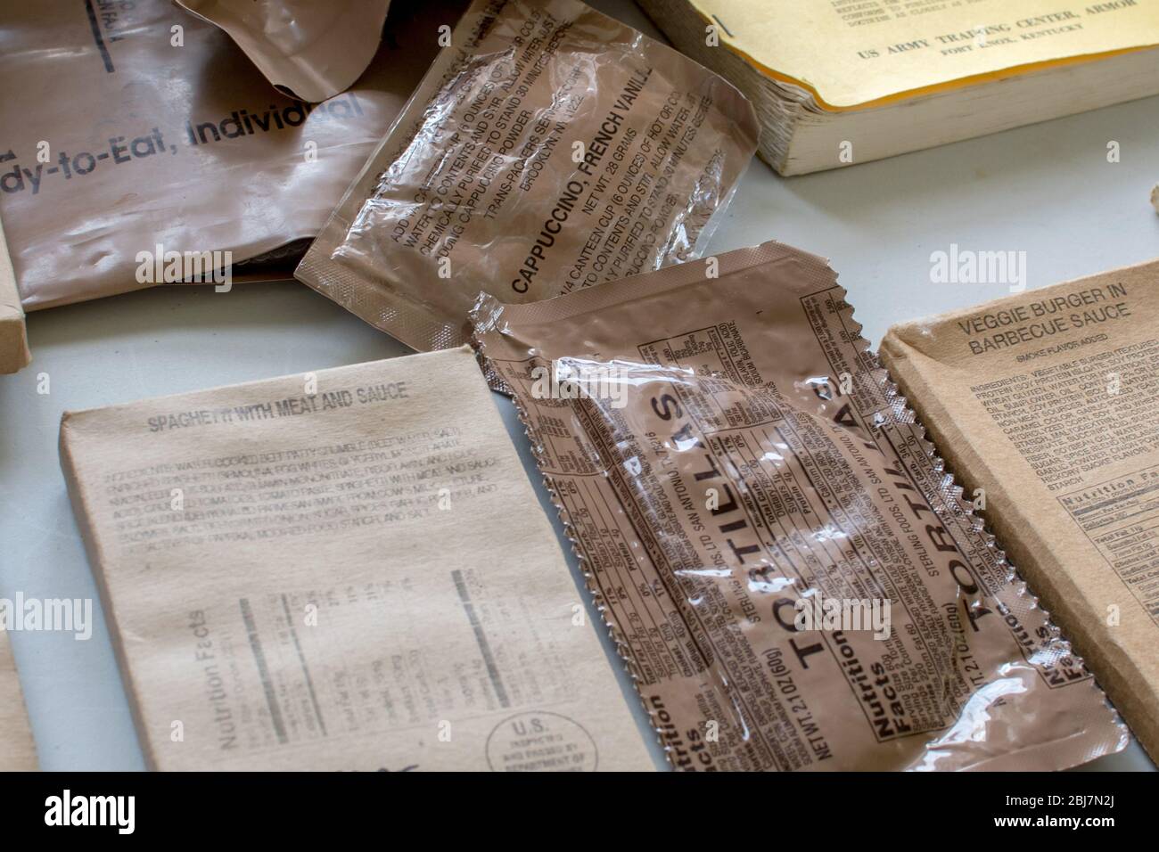 I pasti pronti per mangiare militari sono razioni individuali preconfezionate e autosufficienti utilizzate in aree di combattimento o altre condizioni in cui le strutture alimentari ar Foto Stock