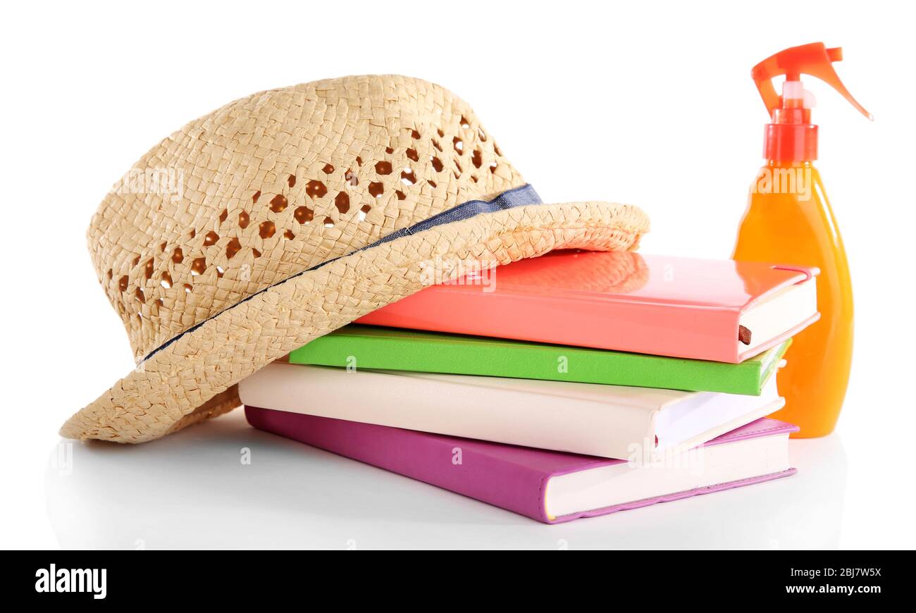 Set da viaggio: Libri, cappello e olio solare, isolato su bianco Foto Stock