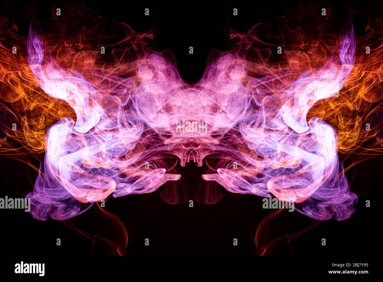 Bomba rossa e rosa fuma in forme mistiche e favolose su sfondo nero isolato. Illustrazione astratta. Carta da parati alla moda. Foto Stock