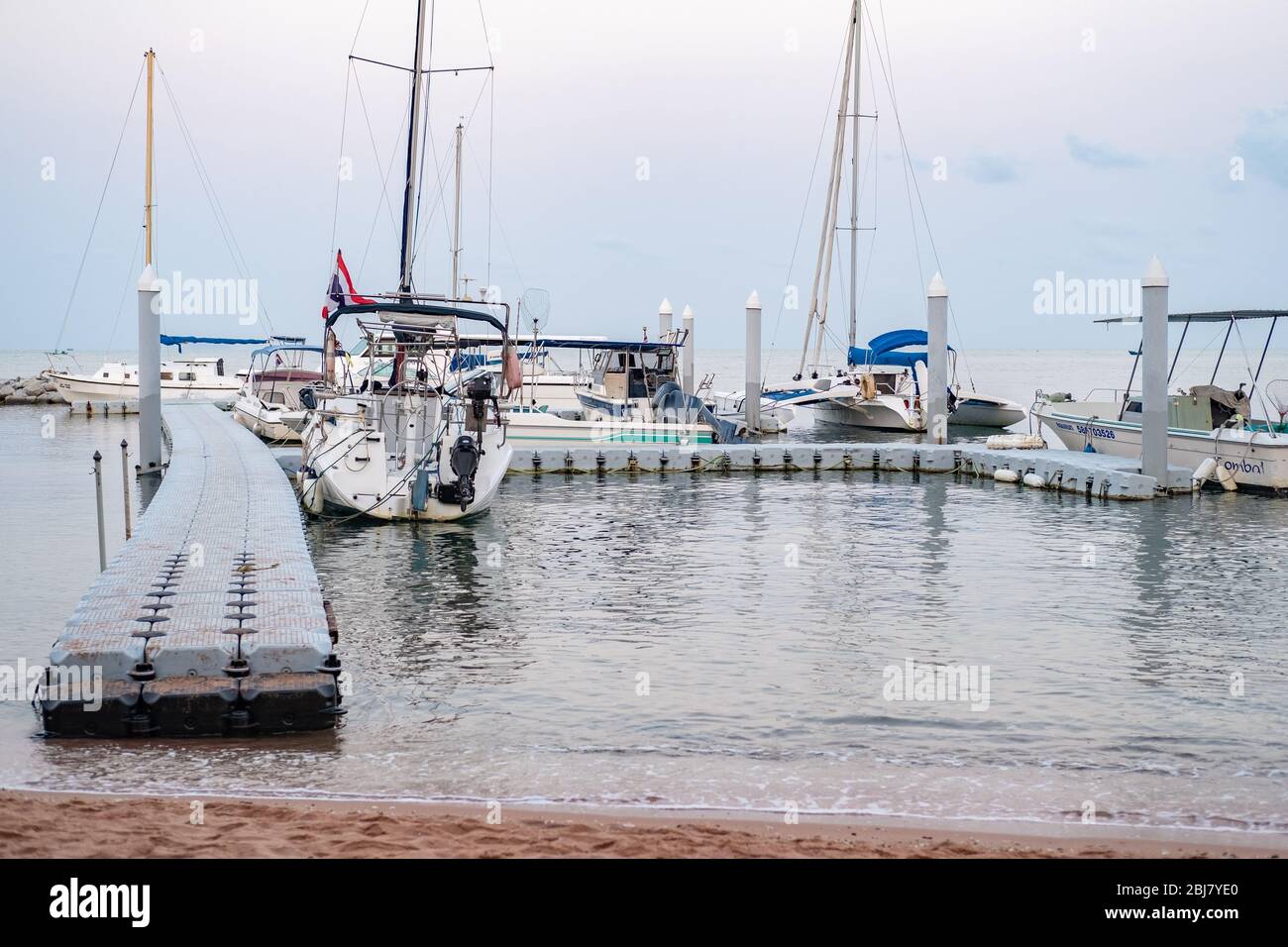 CHON BURI, THAILANDIA - FEBUARY 16, 2019: Vista degli occhi il piccolo yacht club a Pattaya. Lo yacht, attracco vela, parcheggio al molo sulla spiaggia di Pattaya. Thail Foto Stock