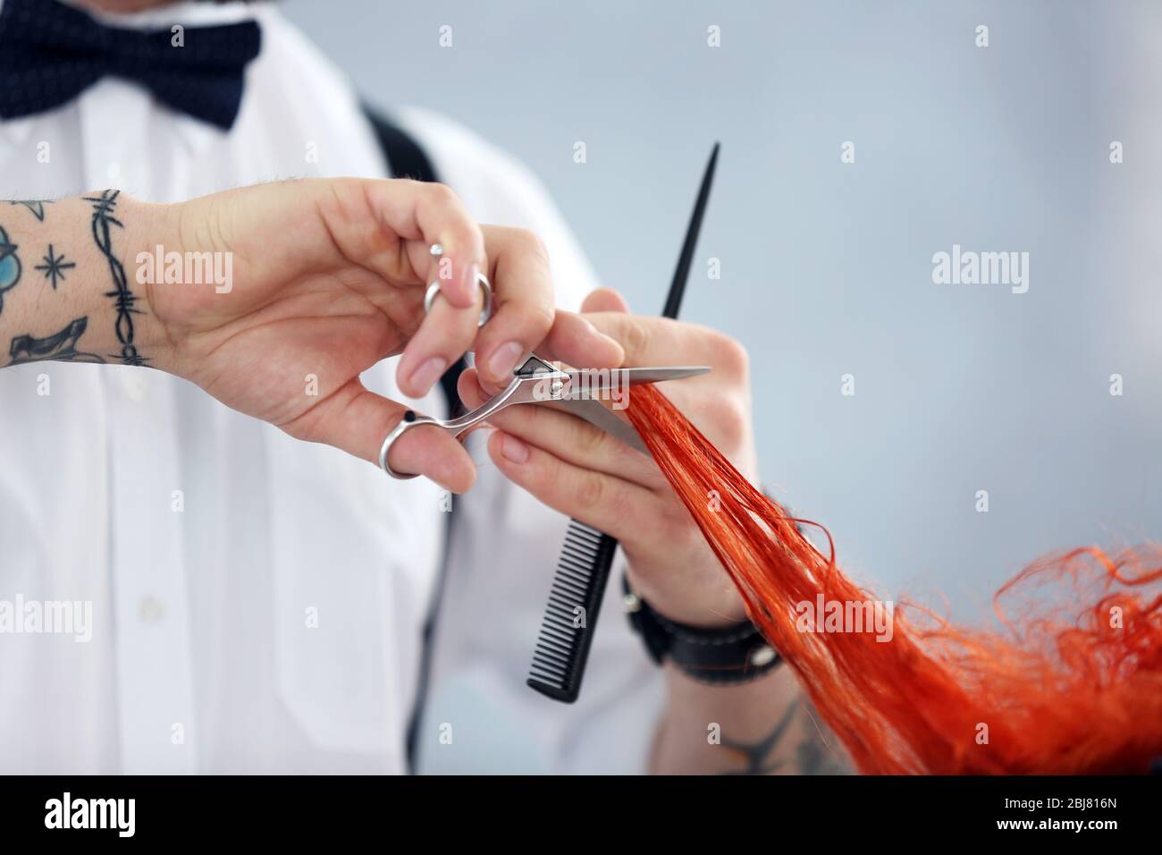 Parrucchiere taglio ricci rossi Foto Stock