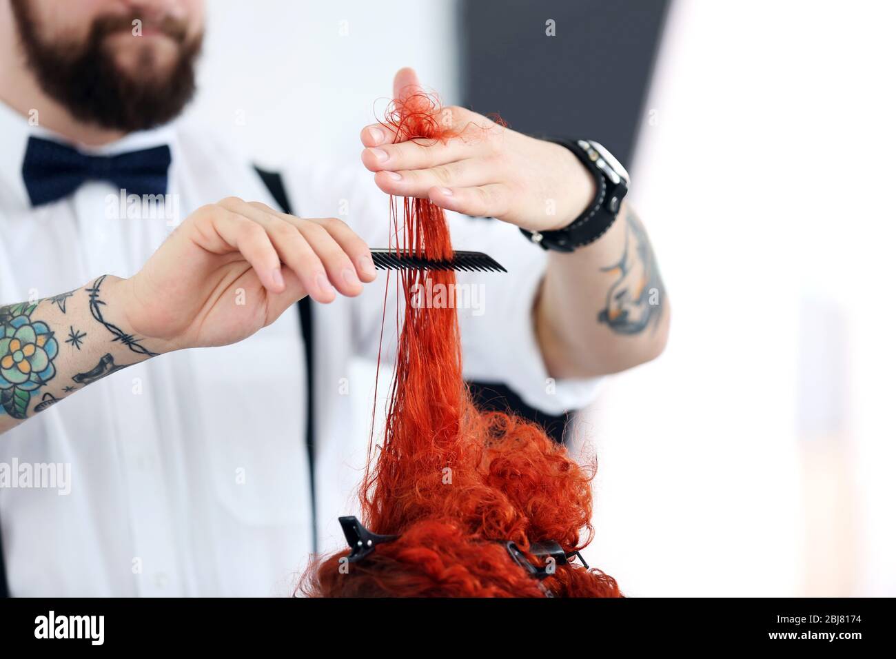 Parrucchiere taglio ricci rossi Foto Stock