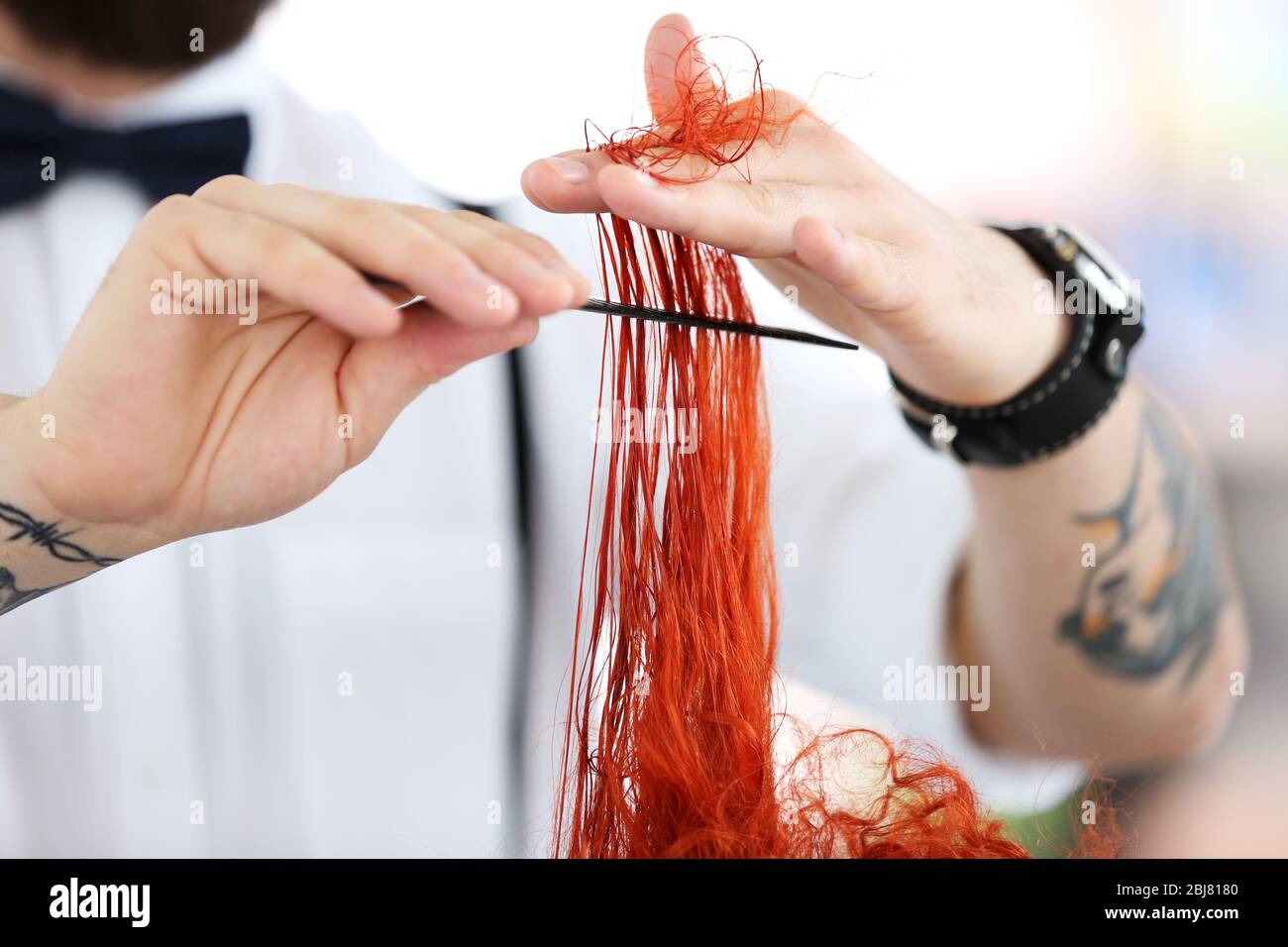 Parrucchiere taglio ricci rossi Foto Stock