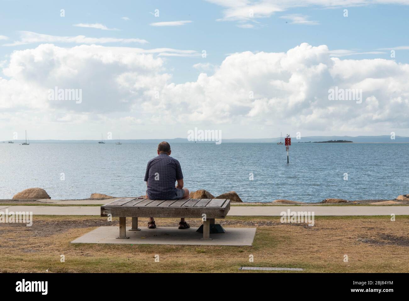 Brisbane, Australia. 29 aprile 2020. Un uomo gode dell'orizzonte e delle isole Moreton Bay vista in mezzo alla pandemia di Covid-19. Governo del Queensland per rilassare alcune delle regole di blocco in mezzo alla pandemia Covid-19 il Venerdì a mezzanotte. Credit: SOPA Images Limited/Alamy Live News Foto Stock