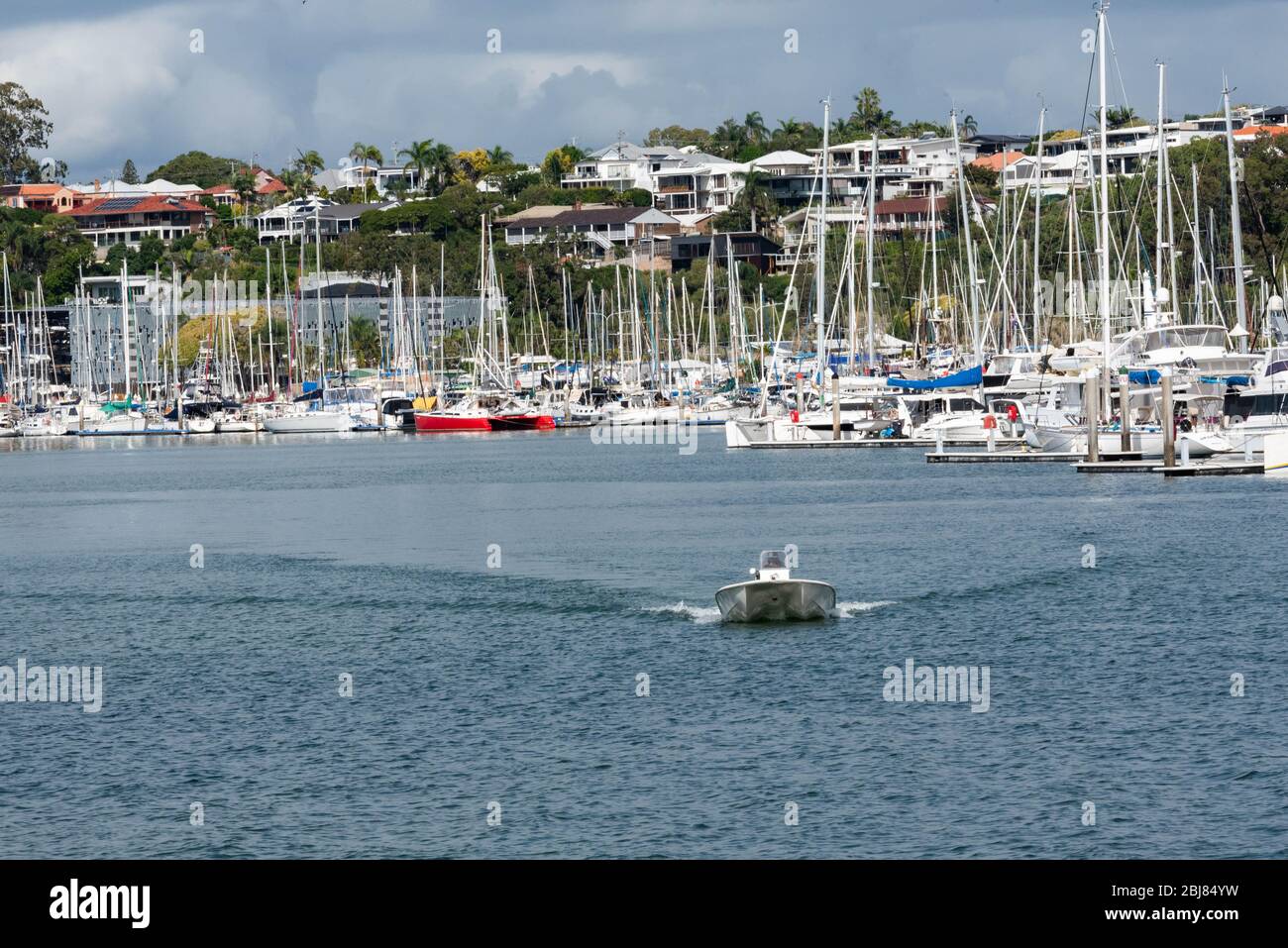 Brisbane, Australia. 29 aprile 2020. Una barca lascia Manly marina in mezzo Covid-19 pandemic. Governo del Queensland per rilassare alcune delle regole di blocco in mezzo alla pandemia Covid-19 il Venerdì a mezzanotte. Credit: SOPA Images Limited/Alamy Live News Foto Stock