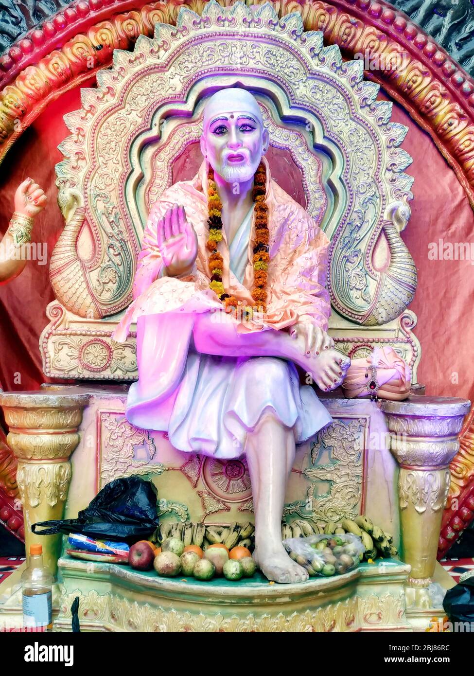 Dio indù indiano Shirdiwale sai Baba Benedizione pietra idolo nel tempio spirituale indù, considerato dai suoi devoti come un santo. Foto Stock