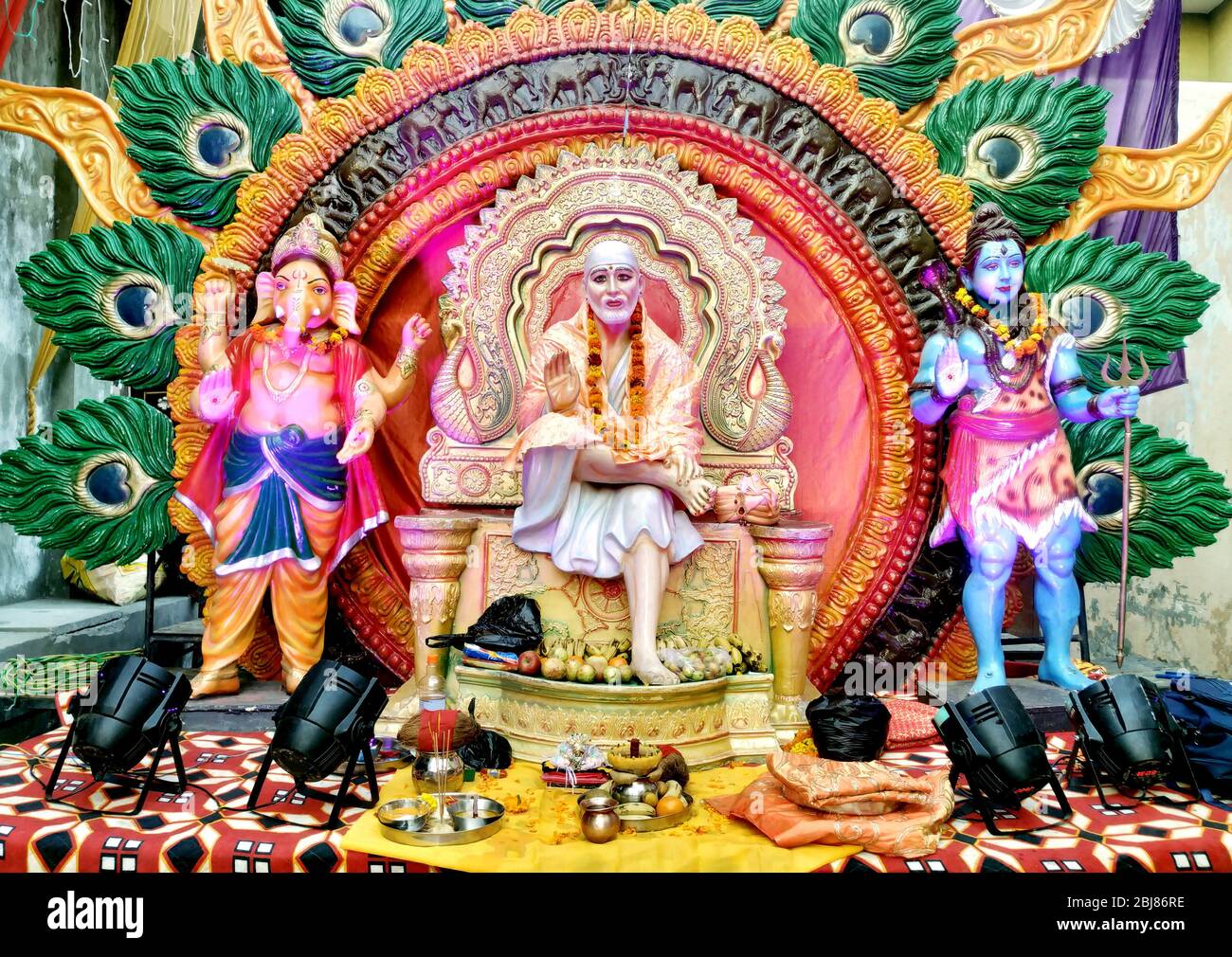 Dio indù indiano Shirdiwale sai Baba Benedizione pietra idolo nel tempio spirituale indù, considerato dai suoi devoti come un santo. Foto Stock