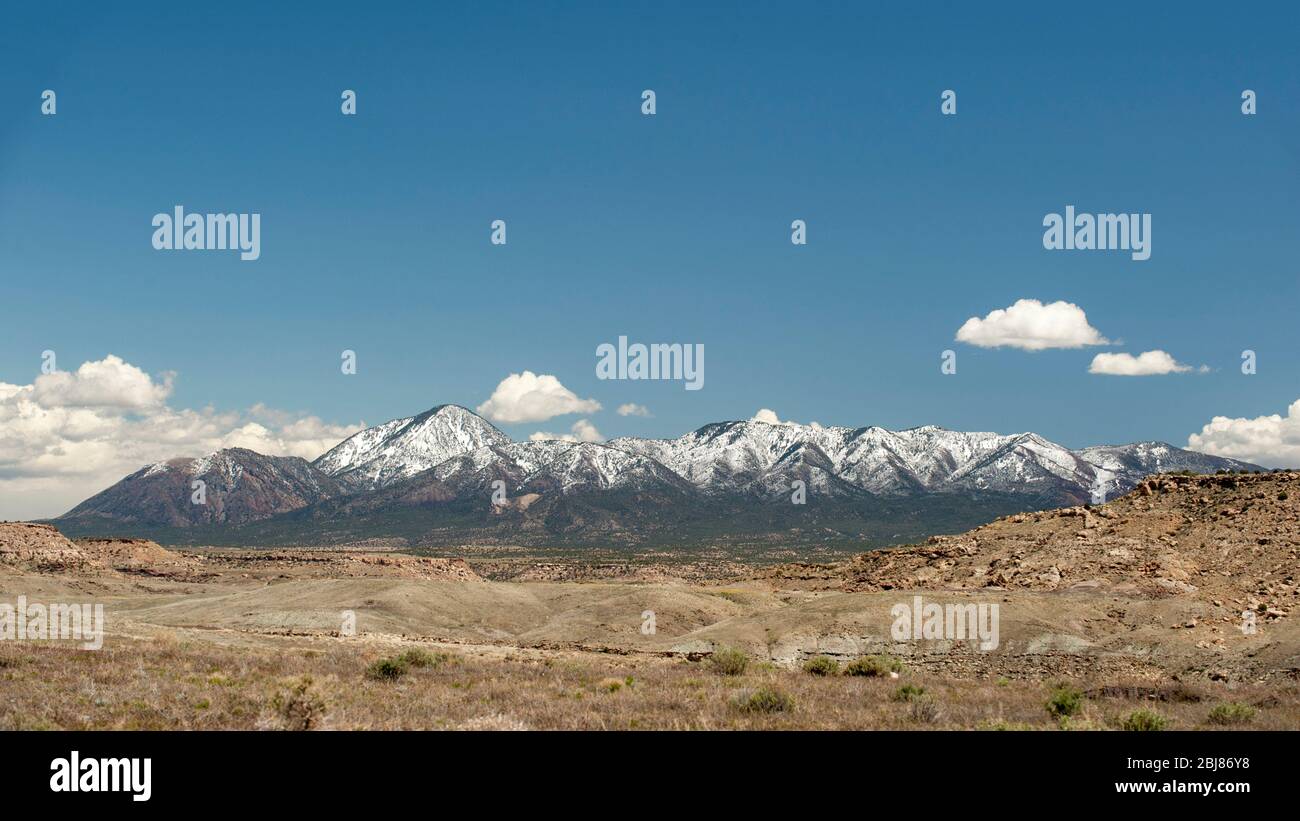 Le Sleeping Ute Mountains in Colorado, come si vede da un punto di vista nello Utah. Sono sacri per la tribù conosciuta come Ute montagna Utes Foto Stock