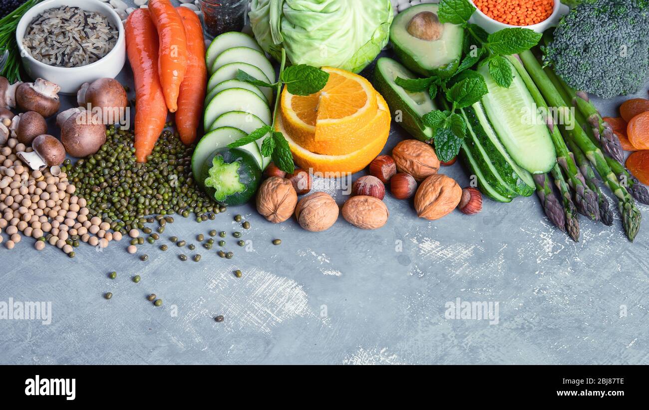 Ingredienti di dieta a base vegetale. Alimenti sani ad alto contenuto di vitamine, antiossidanti, carboidrati intelligenti Foto Stock