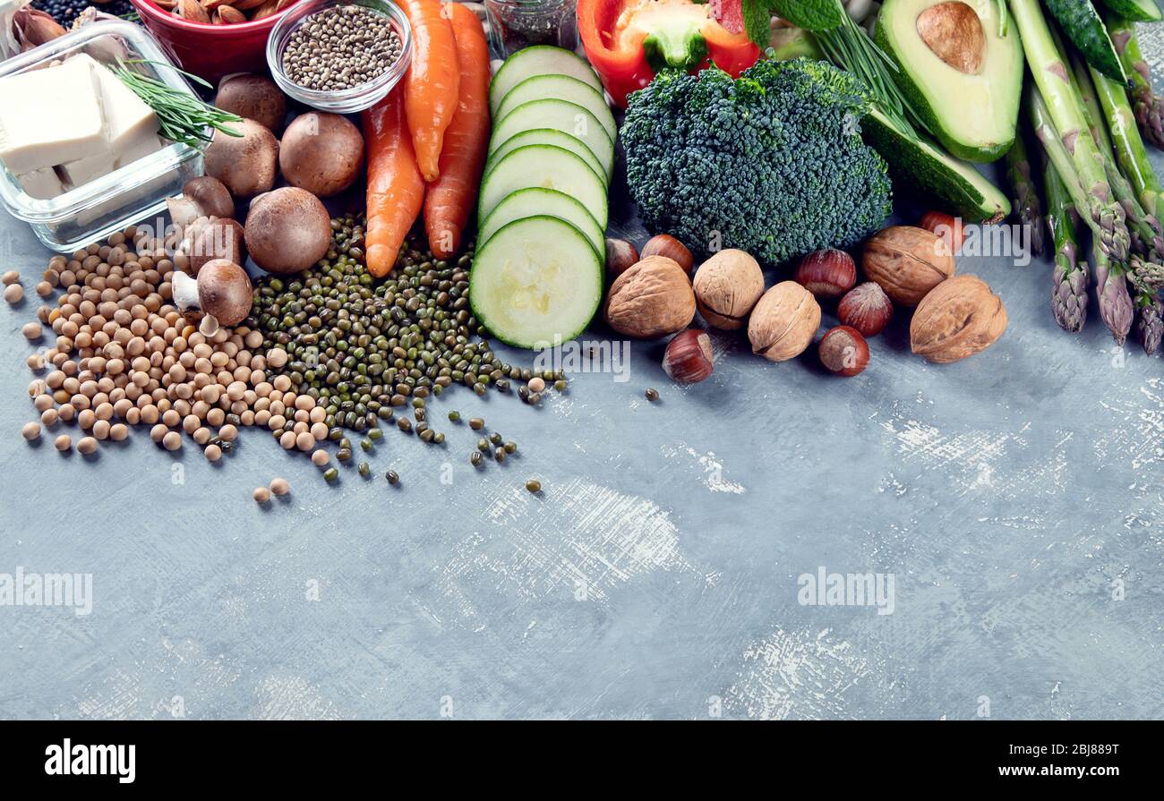 Dieta di proteina basata di pianta. Alimenti sani, ricchi di proteine vegetali, antiossidanti, vitamine e fibre alimentari. Immagine con spazio di copia Foto Stock