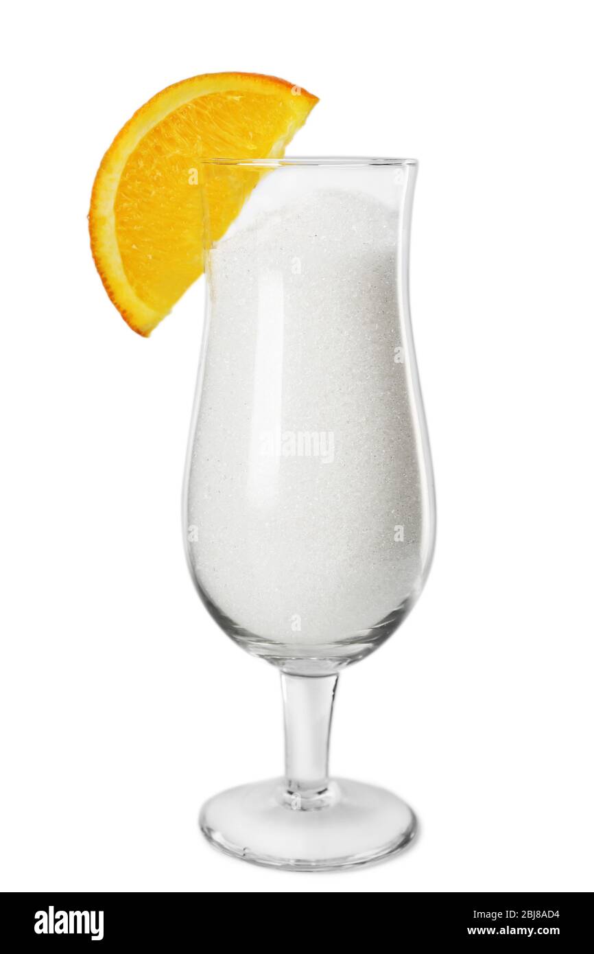 Bicchiere Hurricane con zucchero granulato e fetta di arancia su sfondo grigio Foto Stock