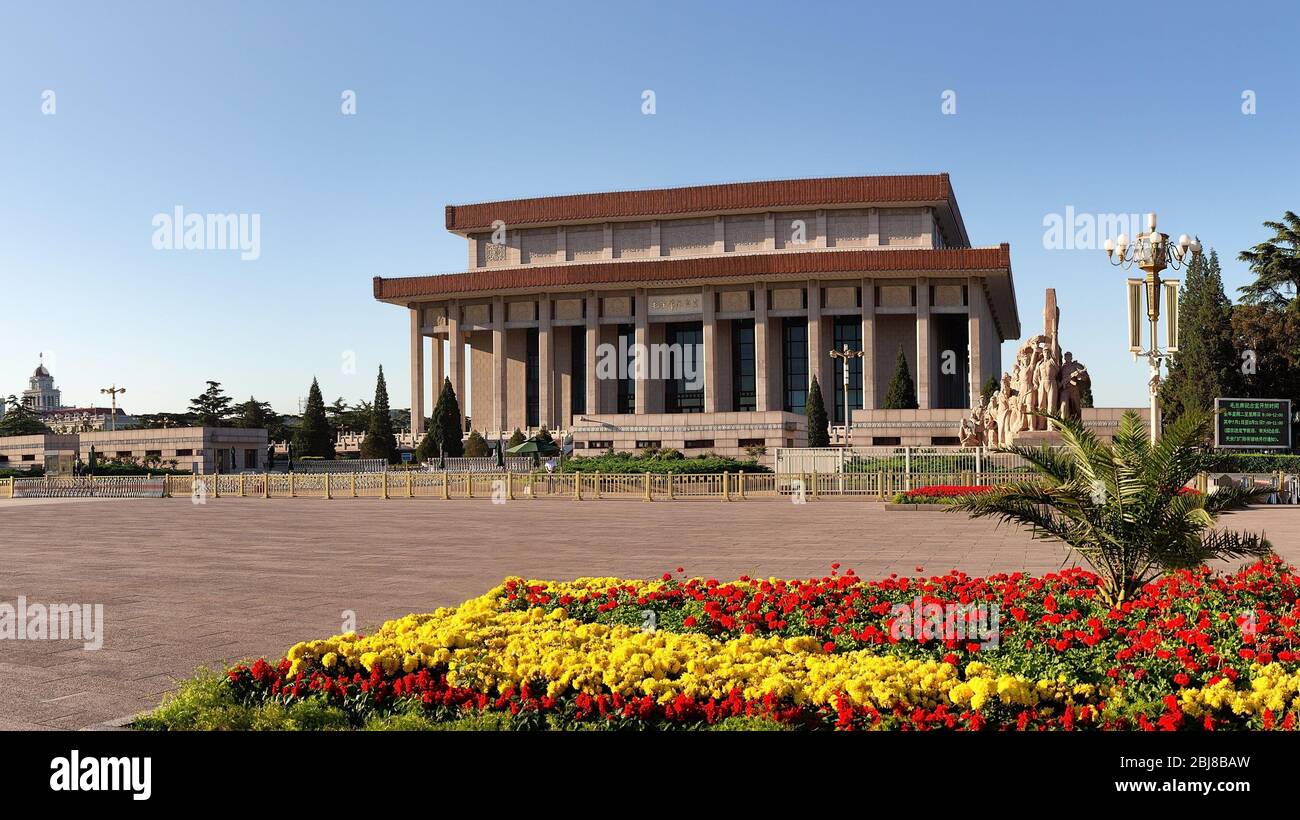 Pechino, Pechino, Cina. 29 aprile 2020. BeijingÃ¯Â¼Å'CHINA-il 28 aprile 2020, a Pechino, un fotografo ha trascorso 10 anni a fotografare la capitale, ciascuno uno screensaver superiore. Il palazzo imperiale di Pechino è il palazzo imperiale delle dinastie Ming e qing, precedentemente conosciuta come la Città Proibita. Le tombe Ming si trovano ai piedi del monte tianshou, nel quartiere di changping, Pechino, e coprono un'area di 120 chilometri quadrati. Le tombe Ming sono situate in un piccolo bacino circondato da montagne sui lati est, ovest e nord. Credit: ZUMA Press, Inc./Alamy Live News Foto Stock