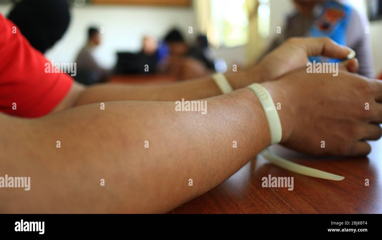 Colpevoli di crimine quando interrogati alla stazione di polizia, con fuoco selettivo, foto rumore, sfocato e un po 'di scuotimento Foto Stock