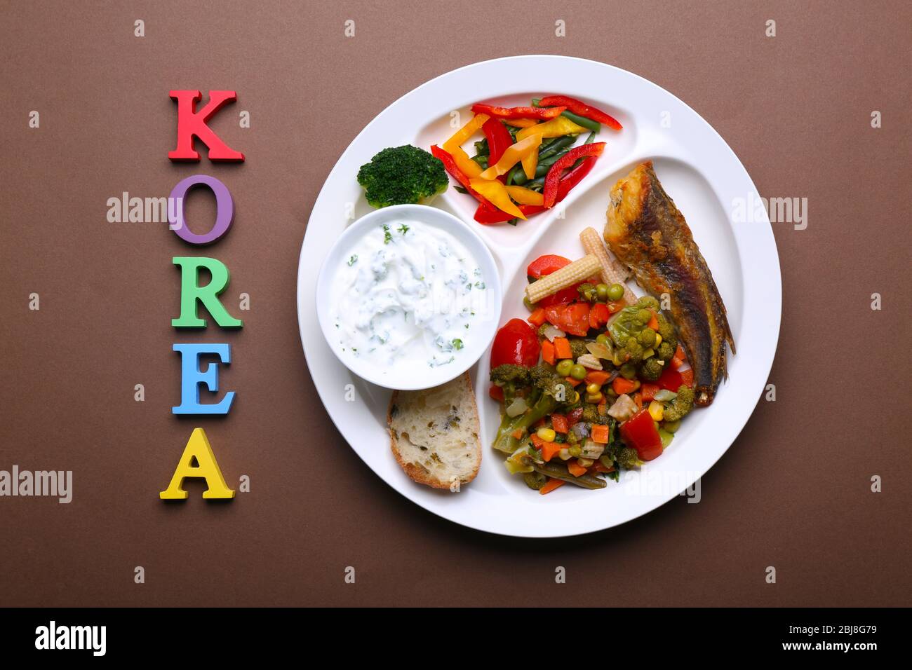 Pranzo tradizionale coreano su sfondo marrone Foto Stock