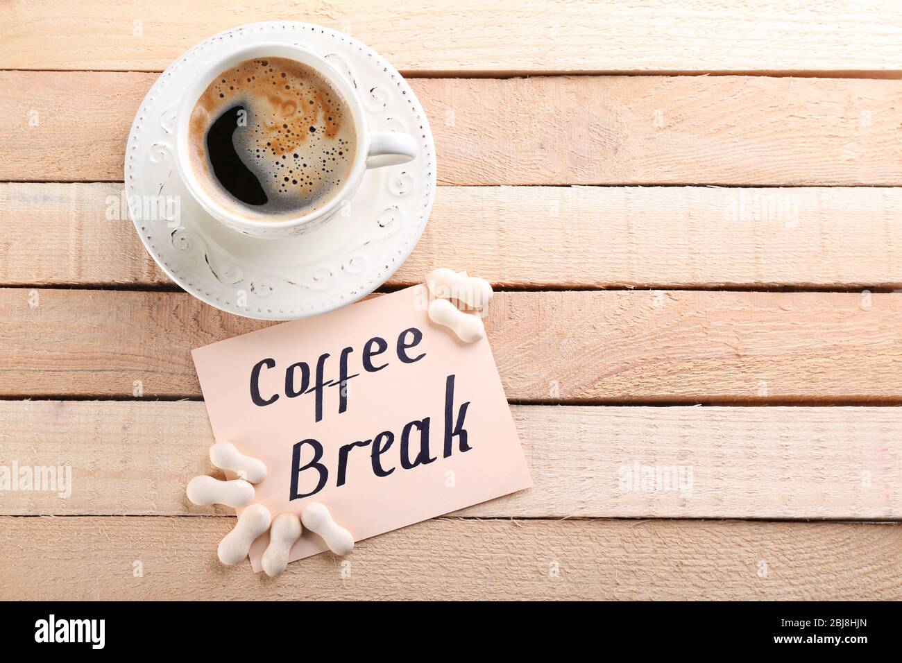 Tazza di caffè e nota PAUSA CAFFÈ su sfondo di legno Foto Stock