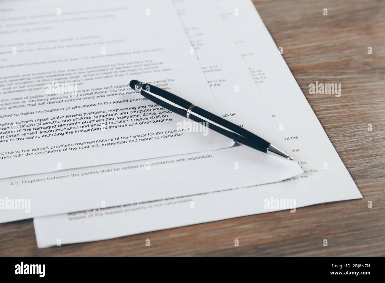 Documenti e penna su sfondo di legno Foto Stock