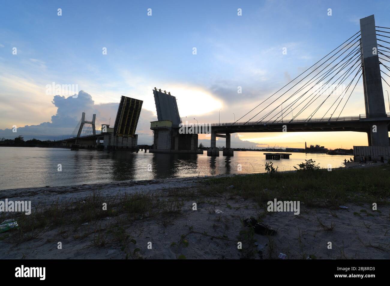 ponte dorato al tramonto a pangkalpinang, indonesia Foto Stock