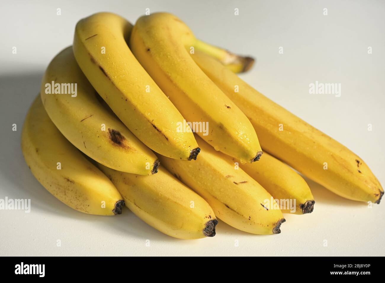 Mazzo di banane biologiche gialle mature Foto Stock