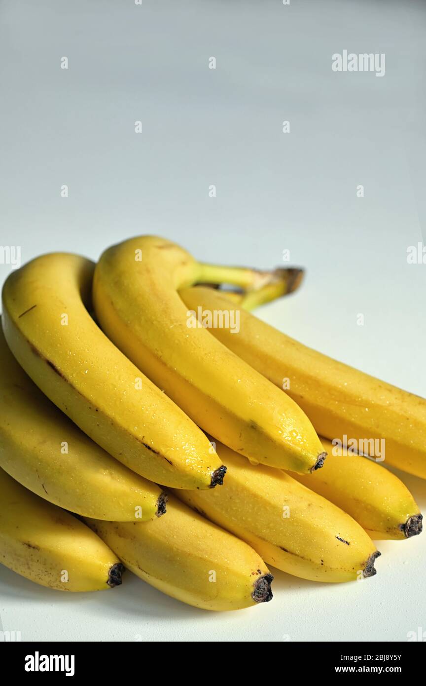 Mazzo di banane biologiche gialle mature Foto Stock