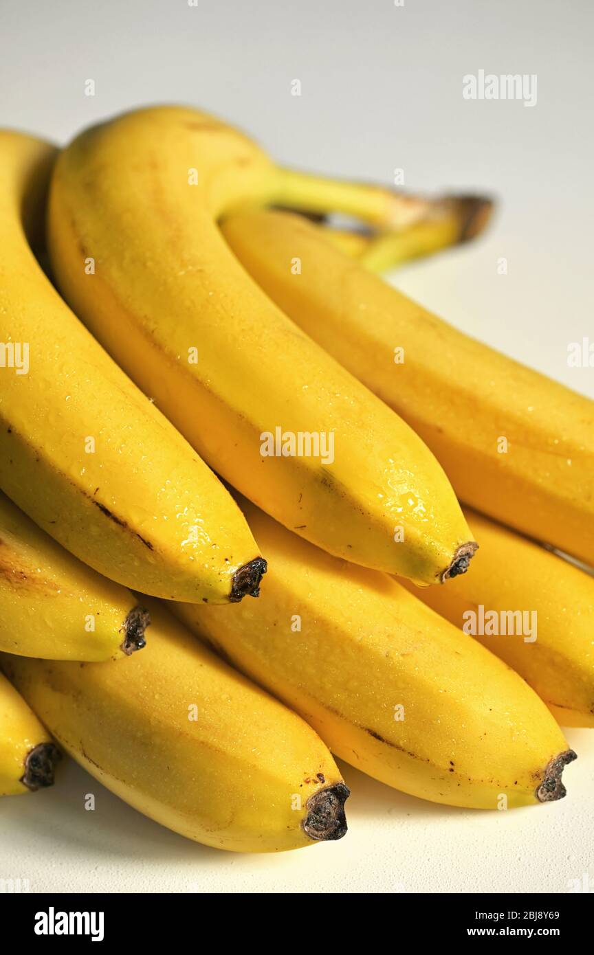 Mazzo di banane biologiche gialle mature Foto Stock