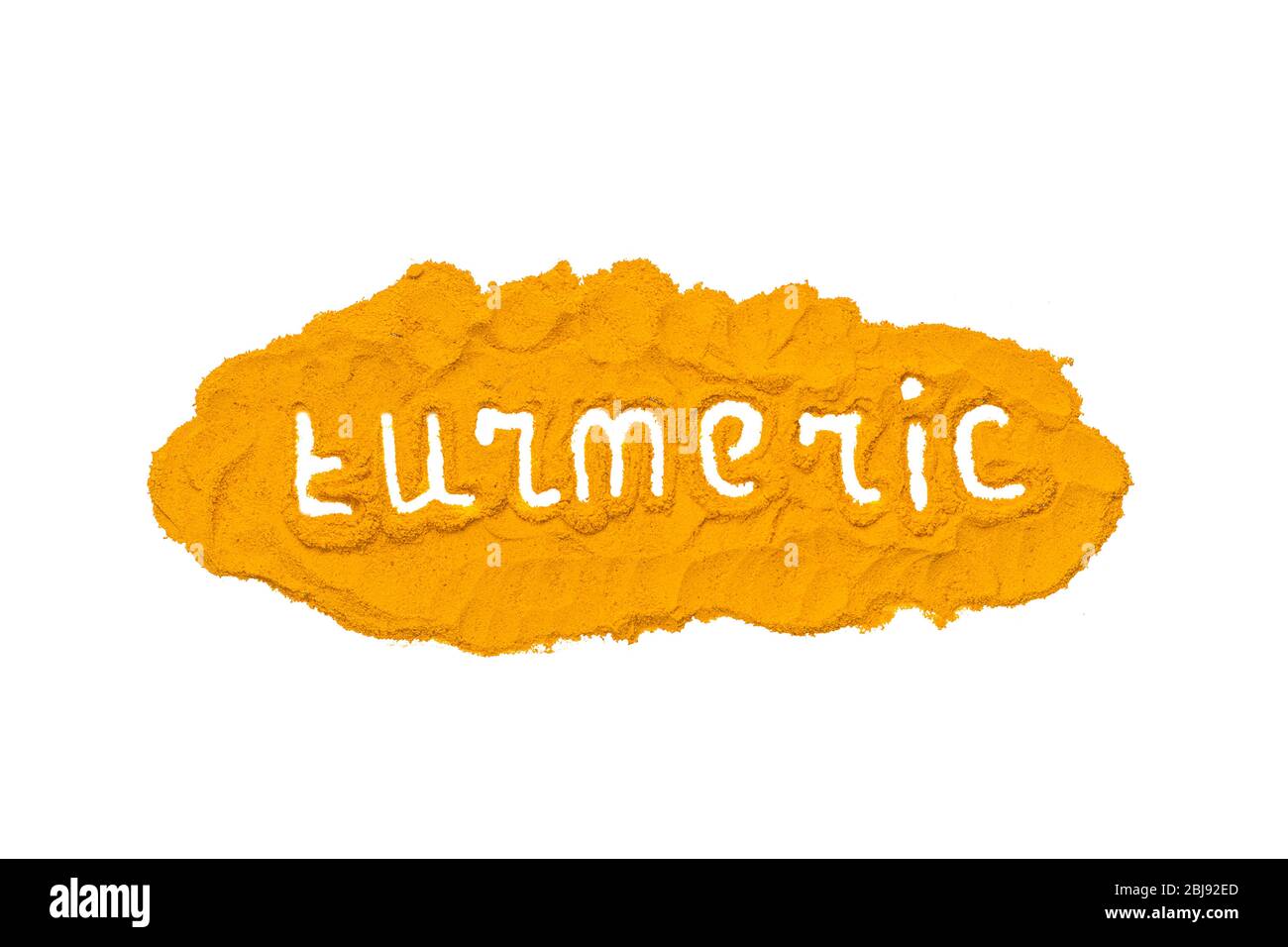 Testo curcuma su curcuma secco, curcumina, zenzero giallo in polvere isolato su sfondo bianco, utilizzato per la cottura, colorante naturale e come erbe Foto Stock