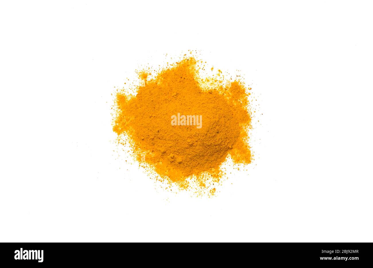 Striscio curcuma secco, curcumina, polvere di zenzero giallo isolato su fondo bianco, utilizzato per la cottura, colorante naturale e come medicina erboristica. Piatto Foto Stock