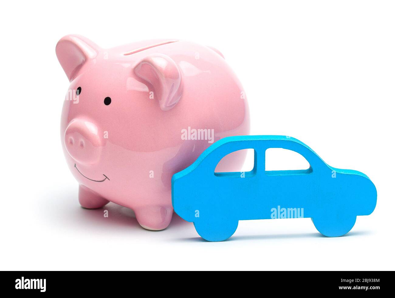 Rosa salvadanaio e auto blu isolato su sfondo bianco. Concetto di risparmiare sull'acquisto di un auto o in auto sulla carta di credito. Foto Stock