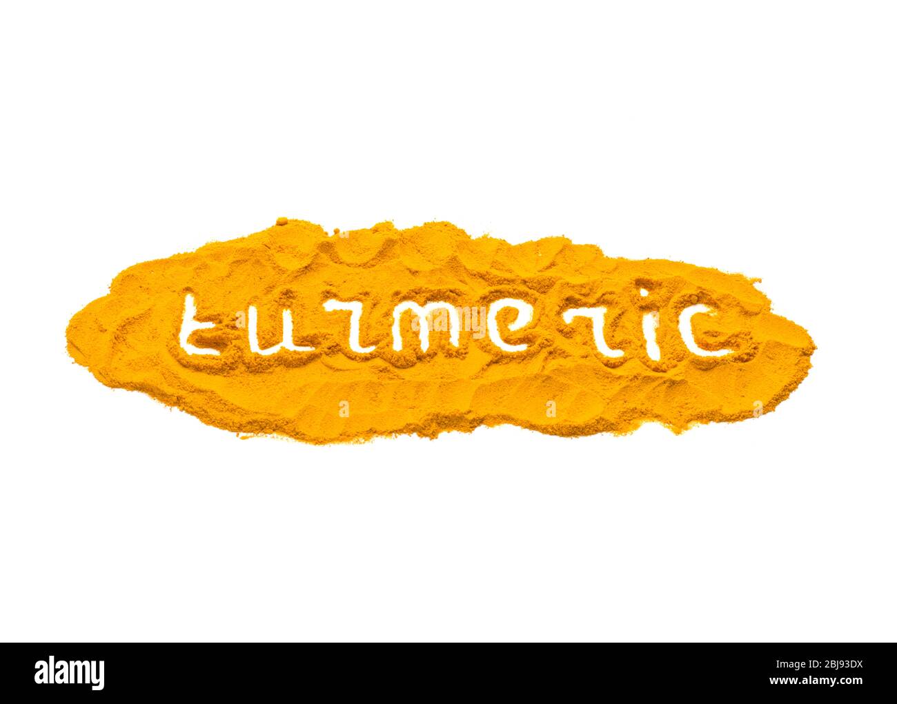 Testo curcuma su curcuma secco, curcumina, zenzero giallo in polvere isolato su sfondo bianco, utilizzato per la cottura, colorante naturale e come erbe Foto Stock