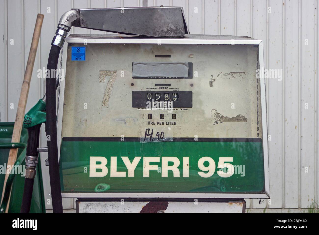 Distributore di carburante vecchio d'epoca che offre benzina senza piombo nel cortile del villaggio a Krokstorp, campagna rurale della Svezia Foto Stock