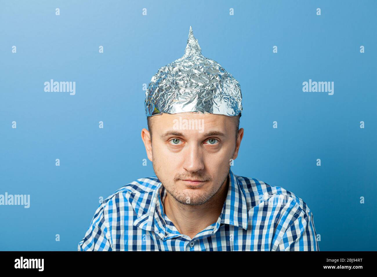 Cappello di alluminio sull'uomo. Protegge dalla lettura pensare Foto stock  - Alamy