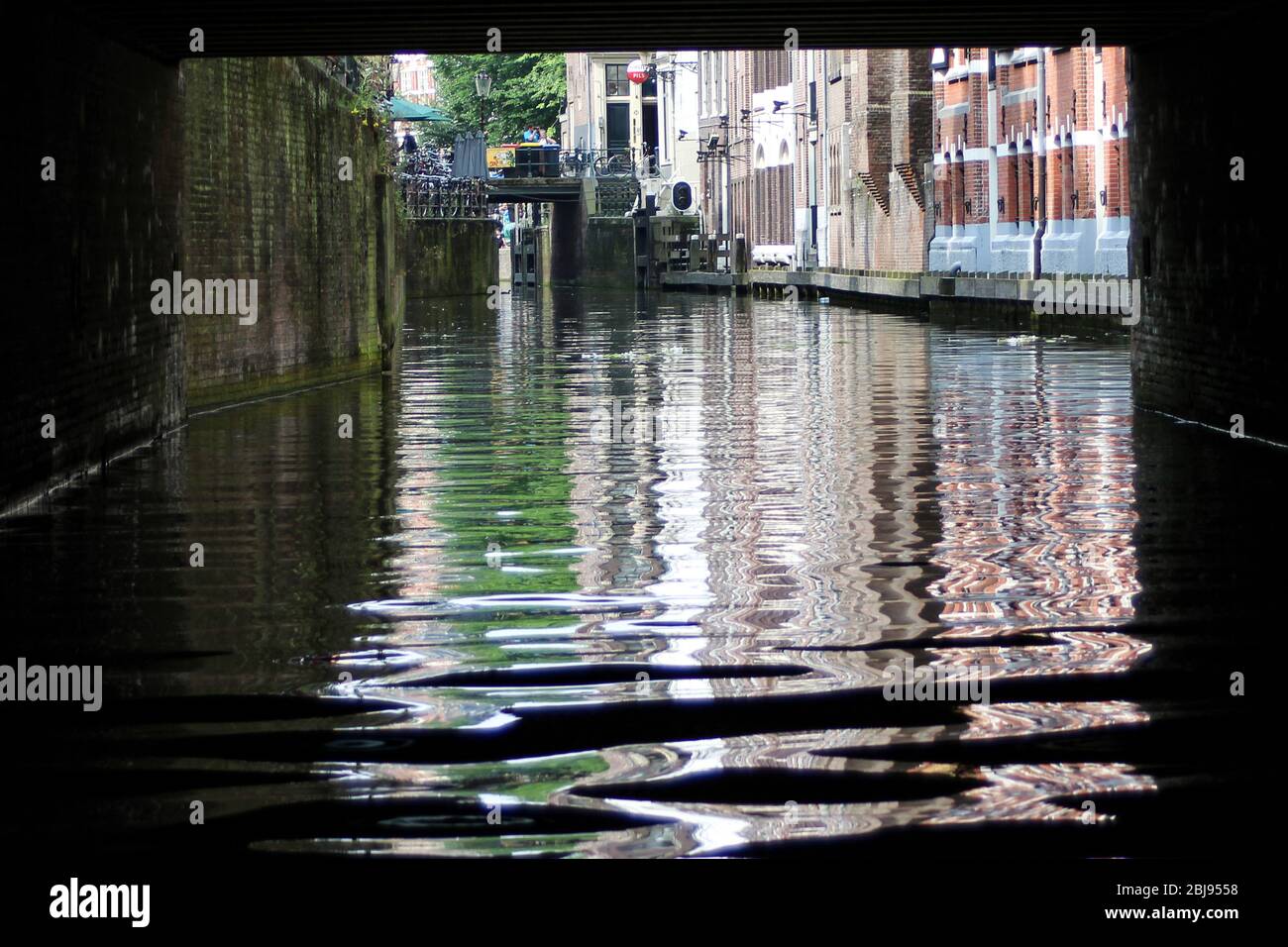 Vista sul canale da sotto il ponte ad Amsterdam, Paesi Bassi Foto Stock