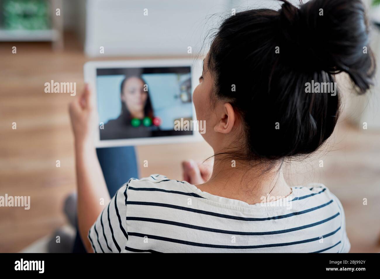 Donna che ha una videoconferenza con il suo migliore amico. Foto Stock