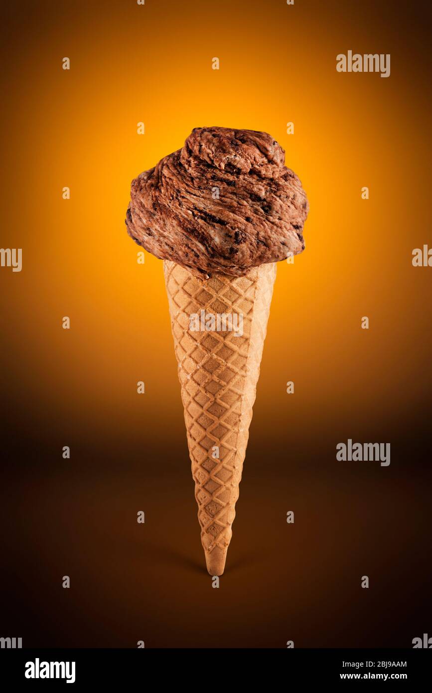 Cono gelato al cioccolato su fondo marrone Foto Stock