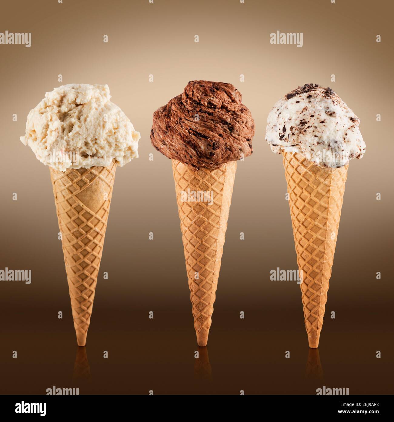 Coni gelato con diversi sapori su sfondo marrone Foto Stock