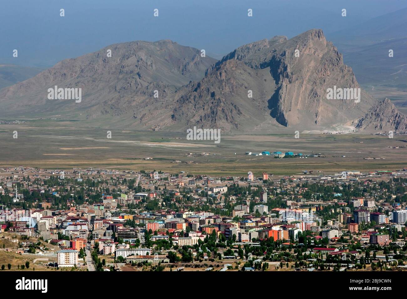La città regionale di Dogudayazit che si trova sul confine orientale con la Turchia. Foto Stock