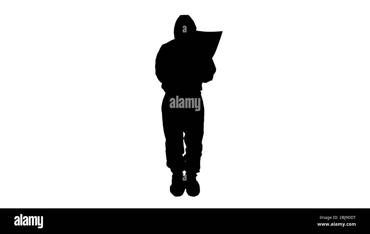 Silhouette medico di malattia infettiva in tuta antibatterica protettiva e maschera medica. Il pulmonologista esamina una radiografia dei polmoni. Foto Stock