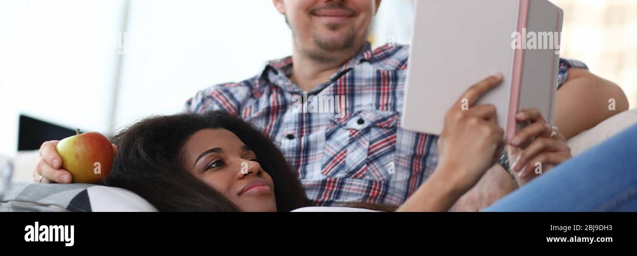 Incantevoli momenti di intima a casa Foto Stock