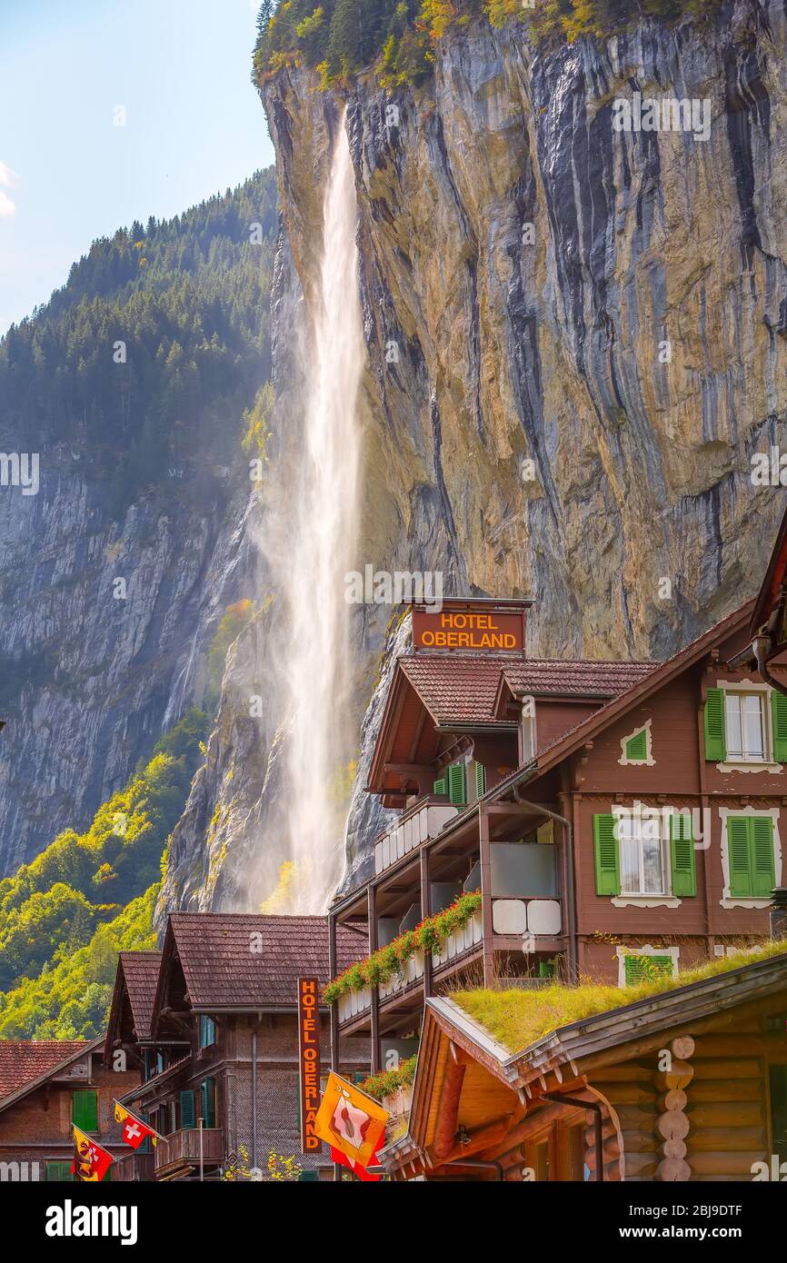 Lauterbrunnen, Svizzera - 10 Ottobre 2019: Town street view con Staubbach  Falls cascate nel villaggio alpino in autunno, case di legno in Swiss Alp  Foto stock - Alamy